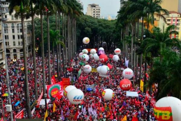 Frente Brasil Popular e Frente Povo Sem Medo realizam ato em Defesa da Democracia e Contra o Golpe de Estado na praça da Sé.(Imagem:Rovena Rosa)