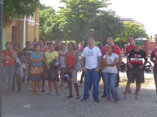 Sindicato dos Servidores de Floriano realiza ato em Praça pública.(Imagem:FlorianoNews)