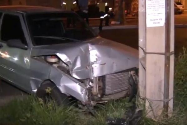 Motorista perde controle do carro e colide em poste em frente a Strans.(Imagem:Notícia da Manhã)