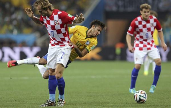 Neymar sofre falta de Rakitic contra a Croácia: normalmente caçado em campo, craque sofreu só duas faltas.(Imagem:EFE)