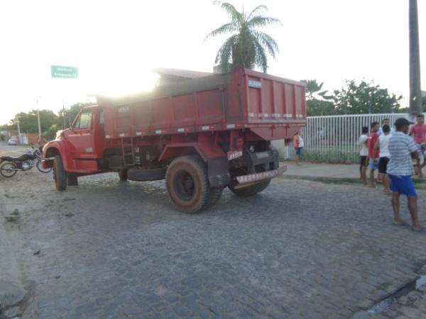 Caçamba e carro colidem na Avenida Dirceu Arcoverde.(Imagem:FlorianoNews)