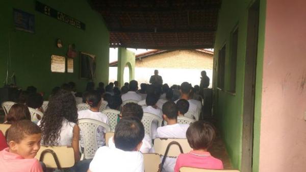 Comandante da PM ministra palestra para alunos do Pelotão de Combatentes Mirins.(Imagem:Rubens Lopes)