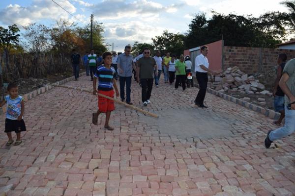 Prefeito Gilberto Júnior entrega obras de pavimentação em 5 bairros.(Imagem:Waldemir Miranda)