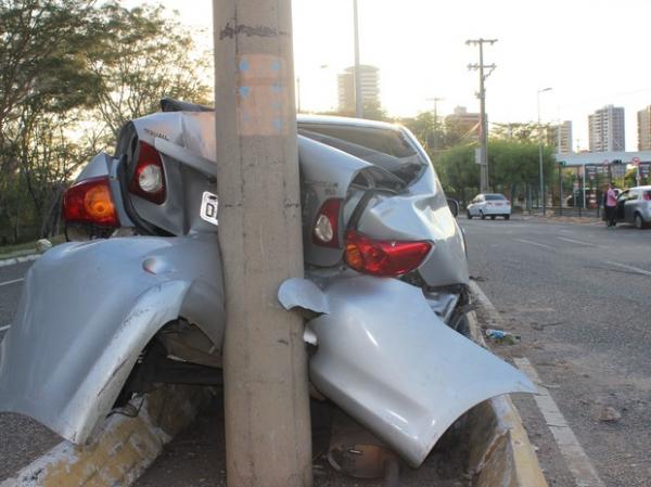 CIPTran promete fazer a reomoção do veículo.(Imagem:Beto Marques/G)