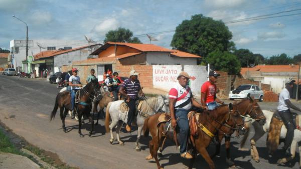 Vaqueiros participam de cavalgada pelas ruas de Floriano.(Imagem:FlorianoNews)