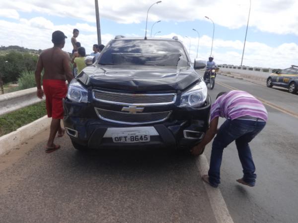 Colisão traseira envolveu dois veículos na ponte sobre o Rio Parnaíba.(Imagem:FlorianoNews)