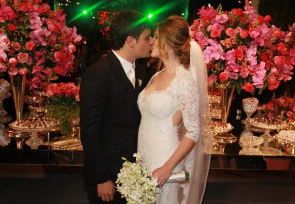 Após casamento, Vesgo beija a noiva Gabi Baptista.(Imagem:Celso Tavares/EGO)