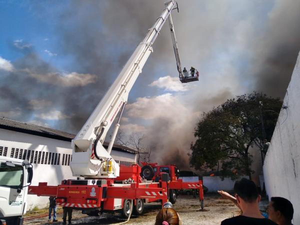 Bombeiros tentam conter fogo em fábrica de Teresina.(Imagem: Rafaeal Leal/G1)