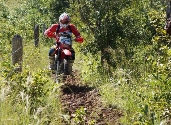 Enduro do Marvão contou com centenas de competidores em trilhas técnicas e sol forte.(Imagem:Márcia Cristina/Aldeia)