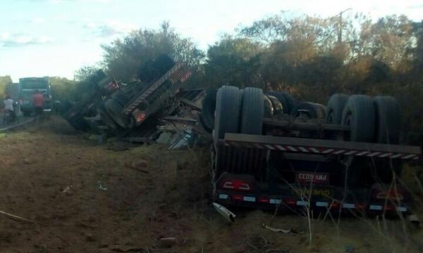 Carreta tomba no fim da tarde de domingo na BR-135.(Imagem:Divulgação)