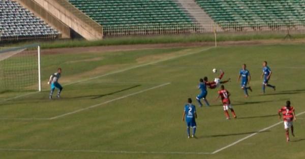 Garoto do Fla-PI sub-19 acerta voleio no estadual.(Imagem:TV Clube)