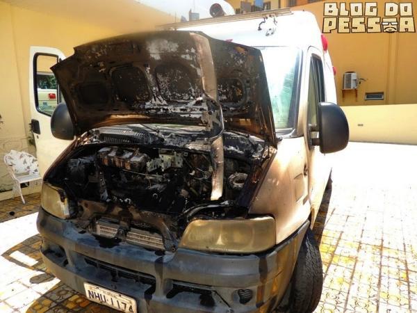 Ambulância incendiada(Imagem:Blog do Pessoa)