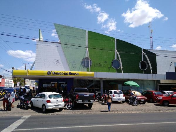 Policial troca tiros com bandidos durante roubo na porta de banco em Teresina.(Imagem:Rafaela Leal/G1)