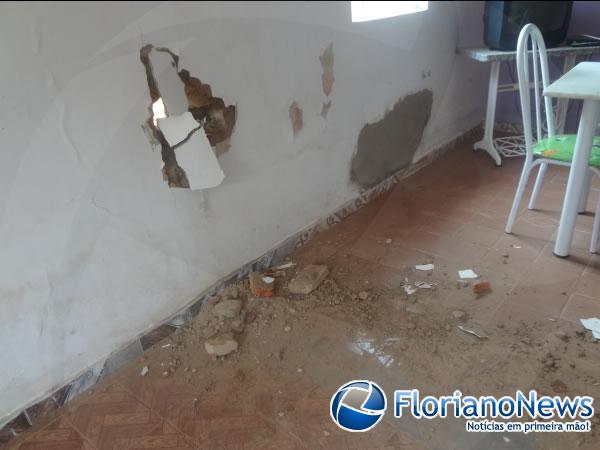 Raio atinge árvore e danifica residências em Floriano.(Imagem:FlorianoNews)
