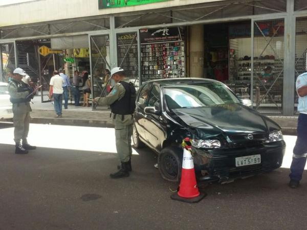 Homem fura bloqueio, foge na contra mão e provoca acidente em Teresina.(Imagem:Fernando Brito/G1)