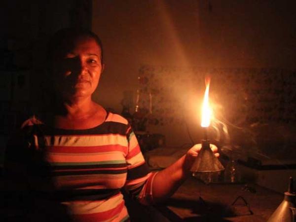 Moradores recorreram as lamparinas para iluminar as casas.(Imagem:Gilcilene Araújo/G1)