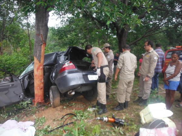 Veículo sai da pista, colide em árvore e deixa duas pessoas mortas na BR-343.(Imagem:FlorianoNews)