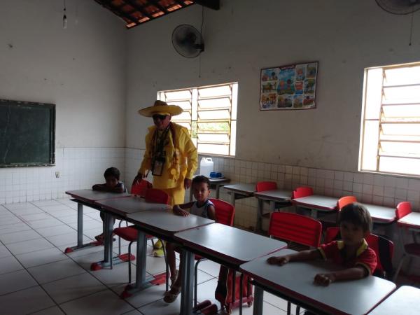 Repórter Amarelinho agradece presença das escolas no Show do Carrapeta (Imagem:FlorianoNews)