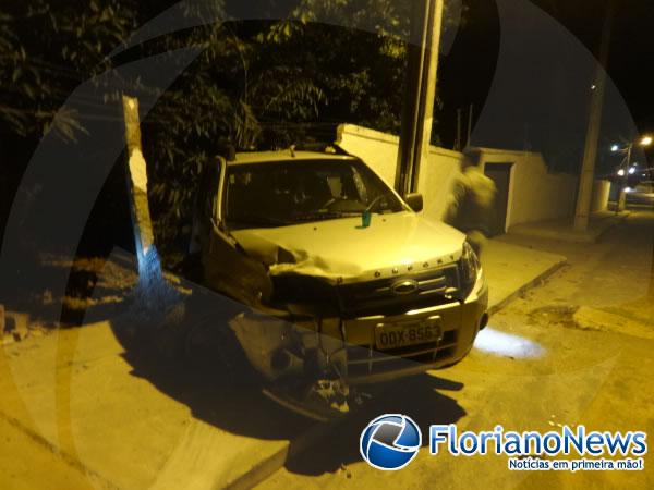 Motorista derruba muro de residência e foge deixando o veículo.(Imagem:FlorianoNews)