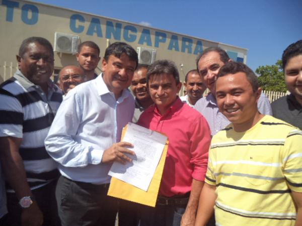 Edvaldo Araújo entrega carta a Governador reivindicando redução no preço do milho da Conab.(Imagem:FlorianoNews)