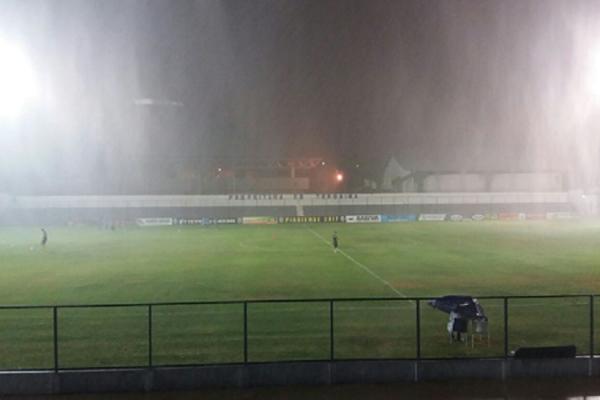 Chuva adiou o jogo Piauí e Altos pelo Campeonato Piauiense.(Imagem:Elziney Santos)