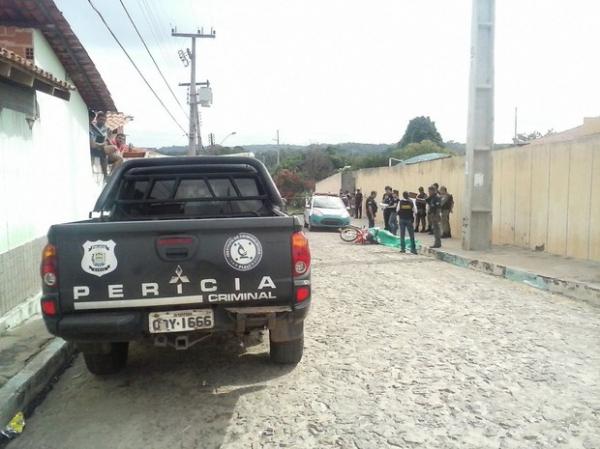 Jovem foi morto com cinco tiros no bairro Satélite, em Teresina.(Imagem:Raimundo Lima/TV Clube)