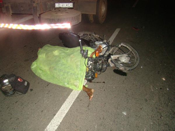 O acidente aconteceu na Avenida Henry Wall de Carvalho, a moto colidiu com um caminhão que fazia uma manutenção na rede elétrica.(Imagem:Divulgação)