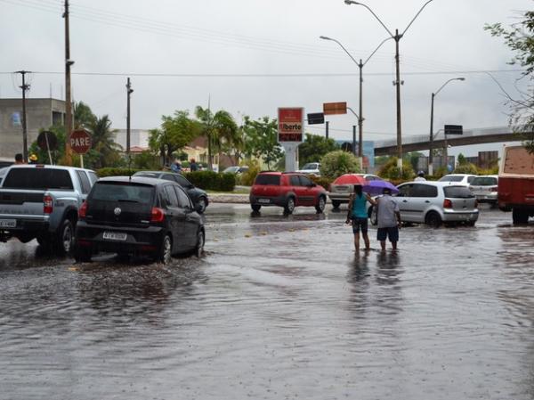 Carros e pedestres tiveram dificuldade de passar nas avenidas.(Imagem:Maria Moura/Riachaonet)