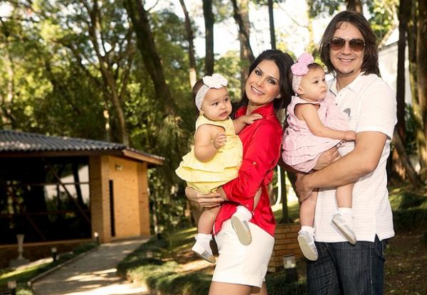 Natália Guimarães e Leandro posam com as filhas Maya e Kiara para o EGO.(Imagem:Iwi Onodera/EGO)