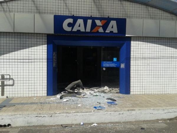 Bandidos arrombaram e explodiram os caixas eletrônicos da Caixa Econômica.(Imagem:Helder Vilela/TV Clube)