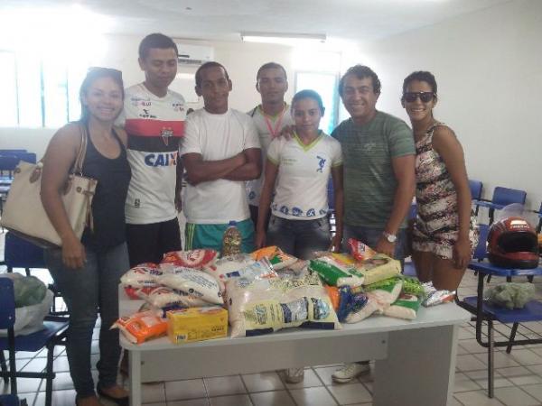 Acadêmicos de Educação Física entregam alimentos para idosos da Vila Vicentina?.(Imagem:Annysia Carvalho)