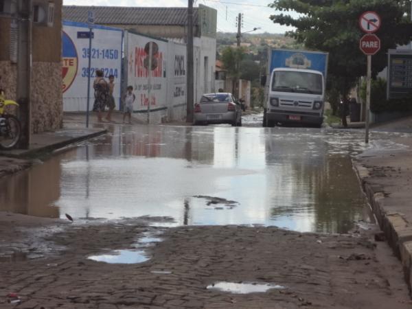 Vazamento de água está causando transtornos em ruas de Floriano.(Imagem:FlorianoNews)