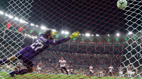 Reinaldo marca de pênalti para o São Paulo contra o Fluminense.(Imagem:André Durão)
