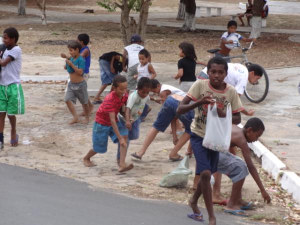 Palhaço Carrapeta faz a alegria das crianças com distribuição de bombons em Floriano.(Imagem:FlorianoNews)