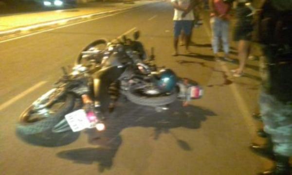 Motociclistas ficam feridos em acidente de trânsito em Floriano.(Imagem:Reprodução/Whats App)