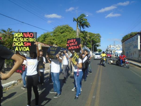 Adolescentes e entidades participam ato contra violência sexual em Floriano.(Imagem:FlorianoNews)