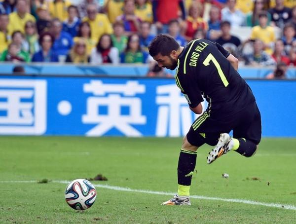 David Villa, de letra, faz o primeiro gol da Espanha.(Imagem:AP.)