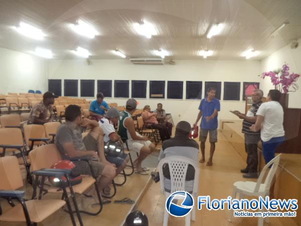 Reunião com presidentes de escolas e blocos de samba de Floriano.(Imagem:FlorianoNews)