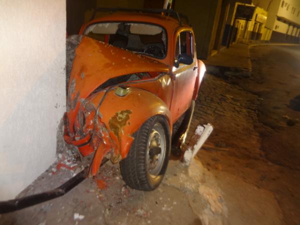 Fusca se chocou em placa de informação na Av. Getúlio Vargas em Floriano.(Imagem:FlorianoNews)