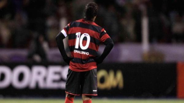 Ronaldinho pouco fez na derrota desta quarta-feira.(Imagem:Reuters)