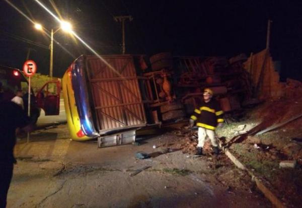 Colisão entre carro e micro-ônibus deixa um morto em Teresina.(Imagem:Reprodução)