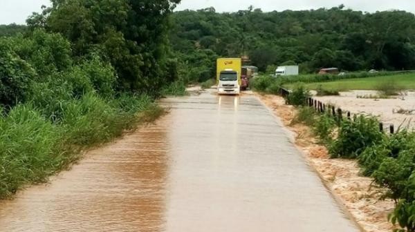 Chuva alaga trecho da BR-135 e causa transtornos a motoristas.(Imagem:Cidadeverde.com)