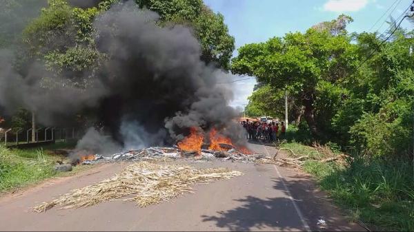 Moradores fizeram protesto e interditaram a PI-112, entre Teresina e União.(Imagem:Alejandro Fernandes/TV Clube)