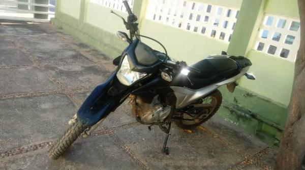 Motocicleta roubada é recuperada pela PM de Floriano.(Imagem:FlorianoNews)