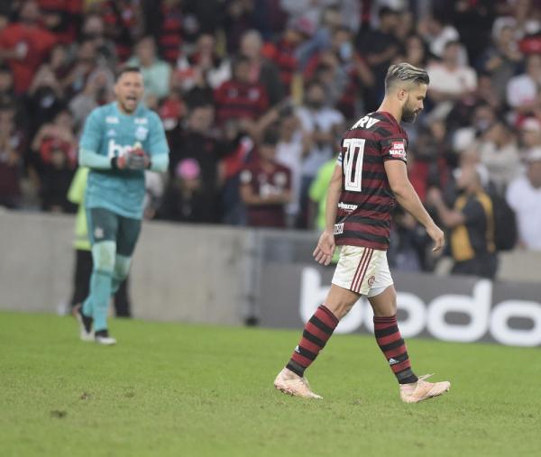 Diego cabisbaixo depois de perder o pênalti.(Imagem:André Durão)