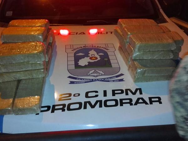 Droga estava escondida em carro na Zona Sul de Teresina.(Imagem:Divulgação/PM)