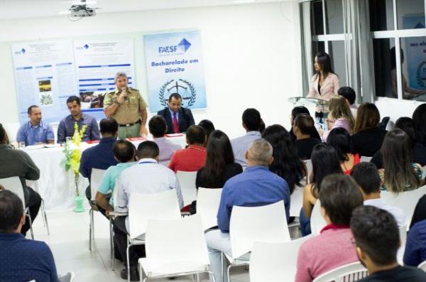 Comandante da PM de Floriano participa de Mesa Redonda com acadêmicos da FAESF.(Imagem:3° BPM)