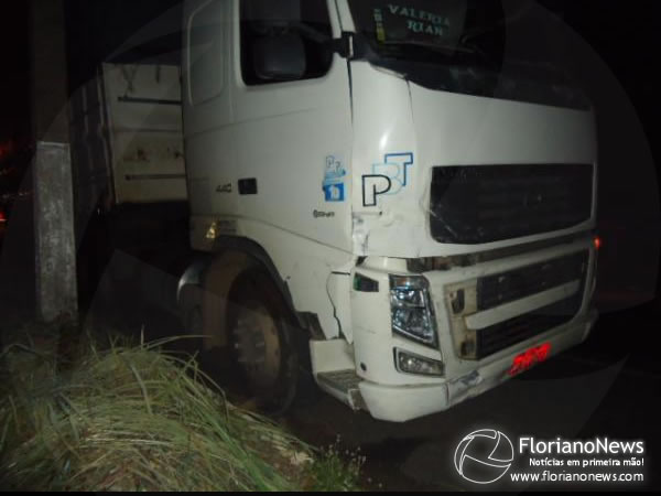 Acidente envolvendo carreta e carro de passeio deixa quatro feridos na BR-343.(Imagem:FlorianoNews)