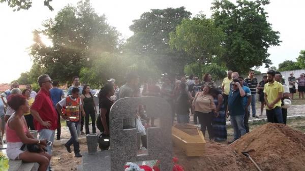 Amigos acompanham sepultamento do Cronista Social Hayalla(Imagem:FlorianoNews)
