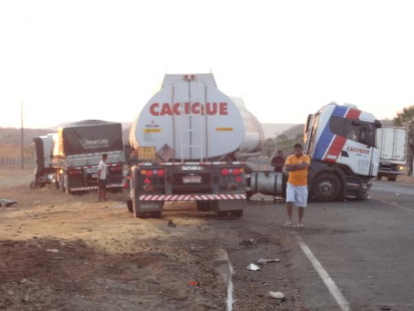 Acidente entre carretas deixa três pessoas feridas na BR-230.(Imagem:FlorianoNews)